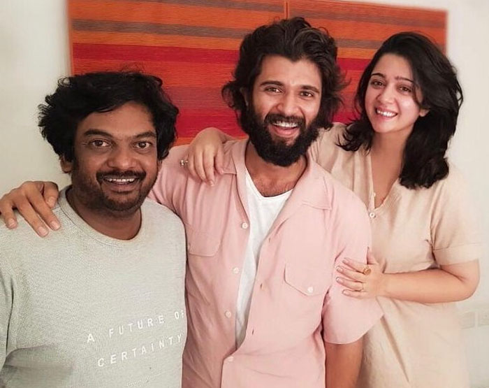 vijay deverakonda,fighter,charmi,puri jagannadh,title  రౌడీ కోసం పూరి టైటిల్ సెట్ చేశాడు