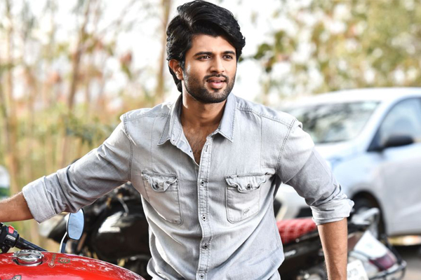 vijay deverakonda,geetha govindam,taxiwala,dear comrade,kranthi madhav,  దేవ‌ర‌కొండ‌ డిమాండ్ మామూలుగా లేదుగా!