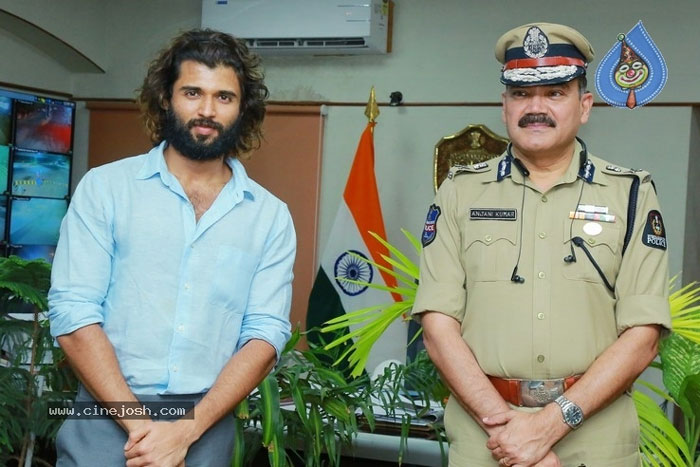 vijay deverakonda,answers,police officers,questions,field level police officers  కేసీఆర్ సార్ రావద్దంటున్నారు: విజయ్