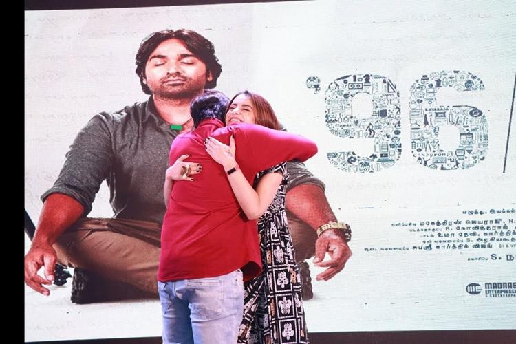 vijay sethupathi,trisha,96,tamil film 96,parthiban,96 hundred days function  వేదిక‌పై ఊహించ‌ని హ‌గ్ ల‌వ్‌లీగా వుంది!