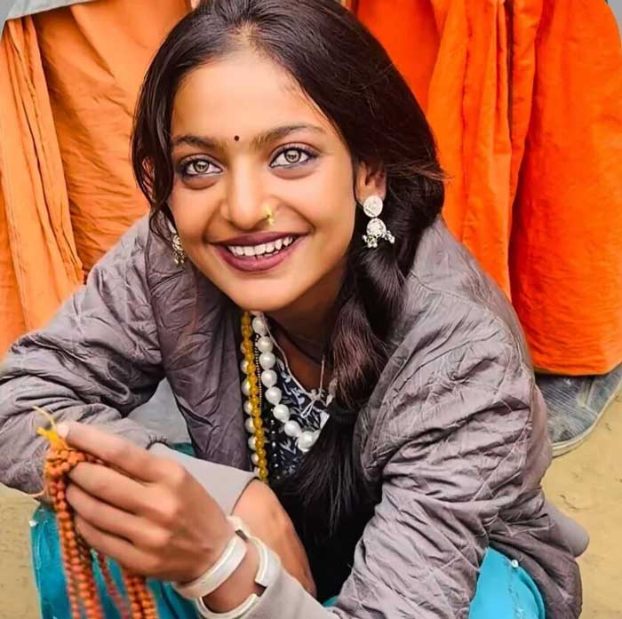 viral mahakumbh girl monalisa  కుంభ‌మేళా అమ్మాయి తెరంగేట్రం