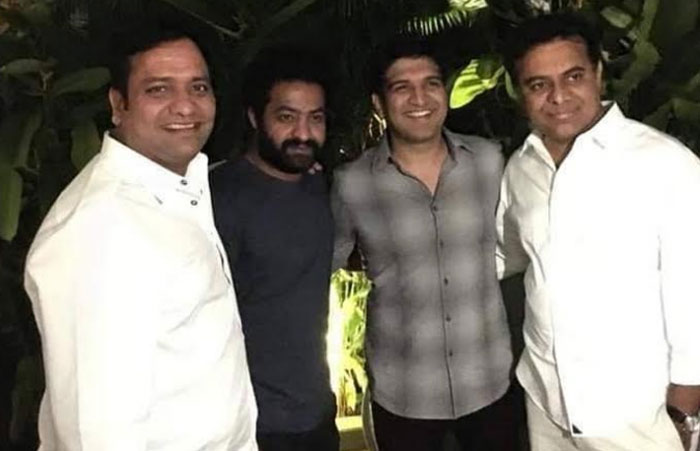 ktr,ntr,young tiger,suhasini,chandrababu naidu,politics,trs,private party,viral photo  వైరల్ అవుతున్న ఫొటో: కేటీఆర్‌తో ఎన్టీఆర్!