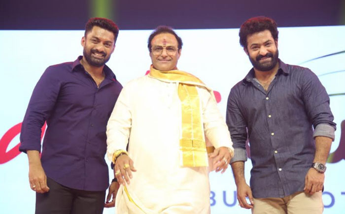 ntr,biopic,ntr movie,jr ntr,ntr audio launch,balakrishna,kalyanram,highlights  ఈ పిక్‌తో NTR ఫ్యాన్స్ పండగ చేసుకున్నారంతే!