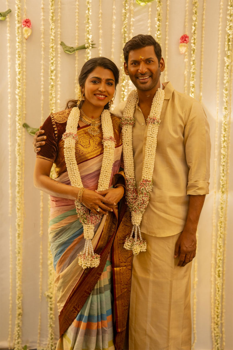 vishal  సింపుల్ గా విశాల్ - సాయి ధన్సిక నిశ్సితార్ధం 