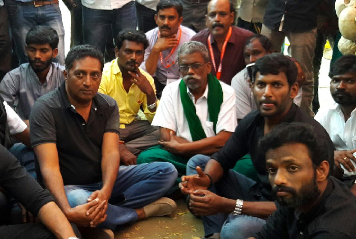 tamil film industry,hero vishal,prakash raj,strike in delhi,sneha couples  ఇప్పటికైనా మేల్కోండి.. తమిళ నటులను చూసి! 