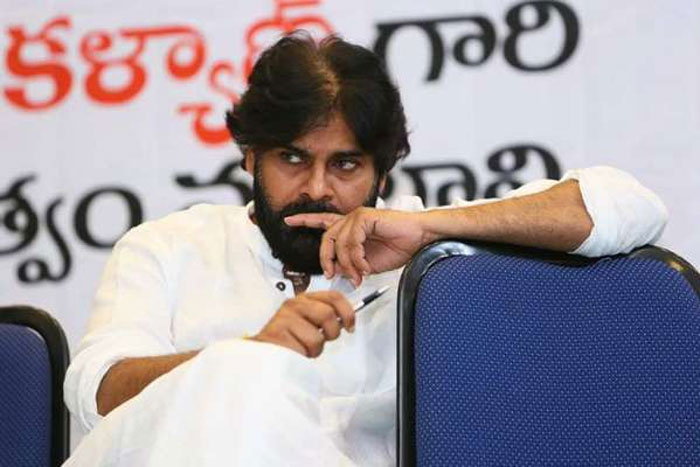 pawan kalyan,pawan kalyan fans,politics,janasena,hero,movies  పవన్‌ ఫ్యాన్స్‌ ఏం ఆశిస్తున్నారు? 