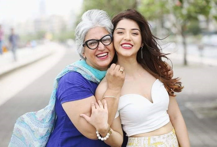 mehreen pirzada,mother,takes,managing charges  ఇప్పుడు మెహ్రీన్ మేనేజర్ ఎవరో తెల్సా?