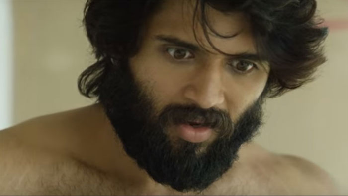 arjun reddy,kissing posters,women,vhr,vijay devarakonda  బూతుల 'రెడ్డి' గారిని భయపెట్టారు..!