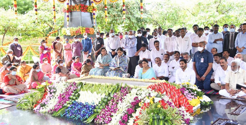 ysr family,ap cm jagan,sharmila,vijayamma,ys bharati,ysr family pays tribute to ys rajasekhara reddy,ys rajasekhara reddy  వైఎస్ ఘాట్ వద్ద విడివిడిగా కాదు.. కలిసి కట్టుగా 