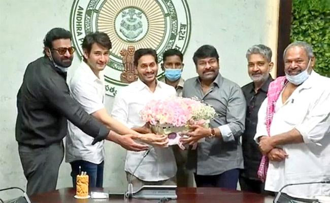 tollywood,megastar chiranjeevi,ap cm jagan,prabhas,mahesh babu,actors,filmmakers,ap cm ys jagan  జగన్ ఈగో శాటిస్ ఫై అయ్యిందా?