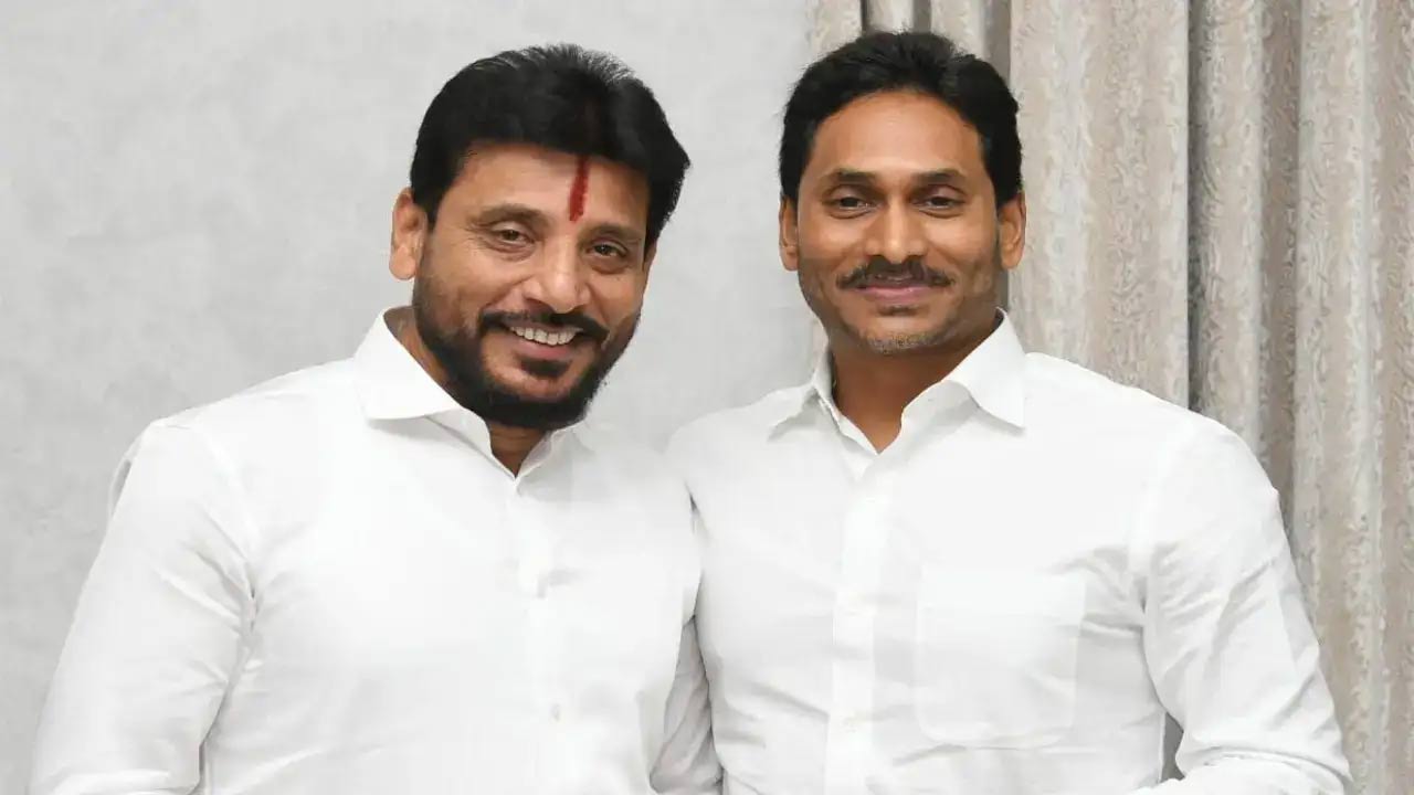 ys jagan  జగన్ పక్కన దువ్వాడ 