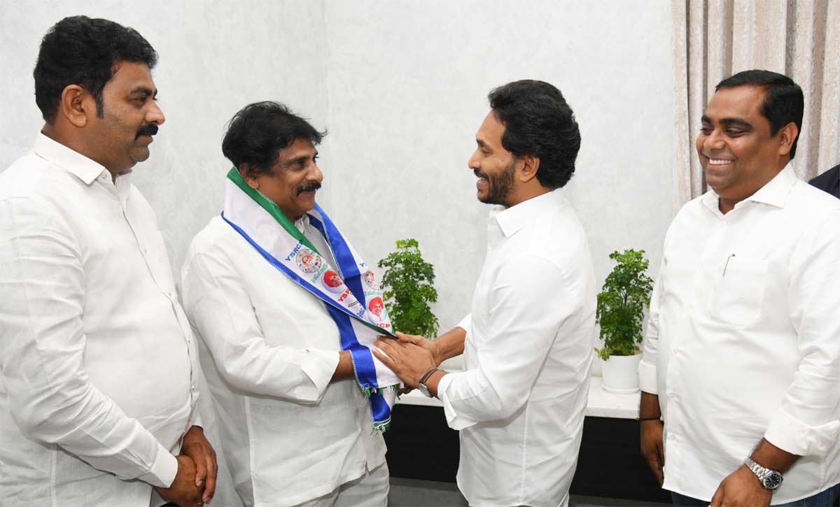 ycp  జగన్ సమక్షంలో వైసీపీలోకి టీడీపీ - జనసేన కార్యకర్తలు